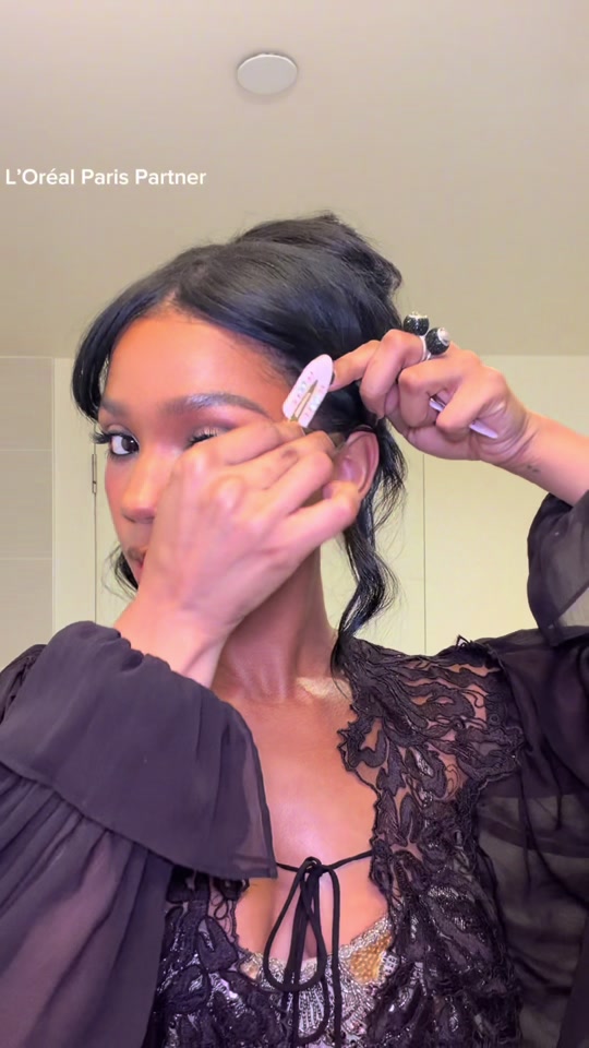 Her L’Oréal setting spray moment
